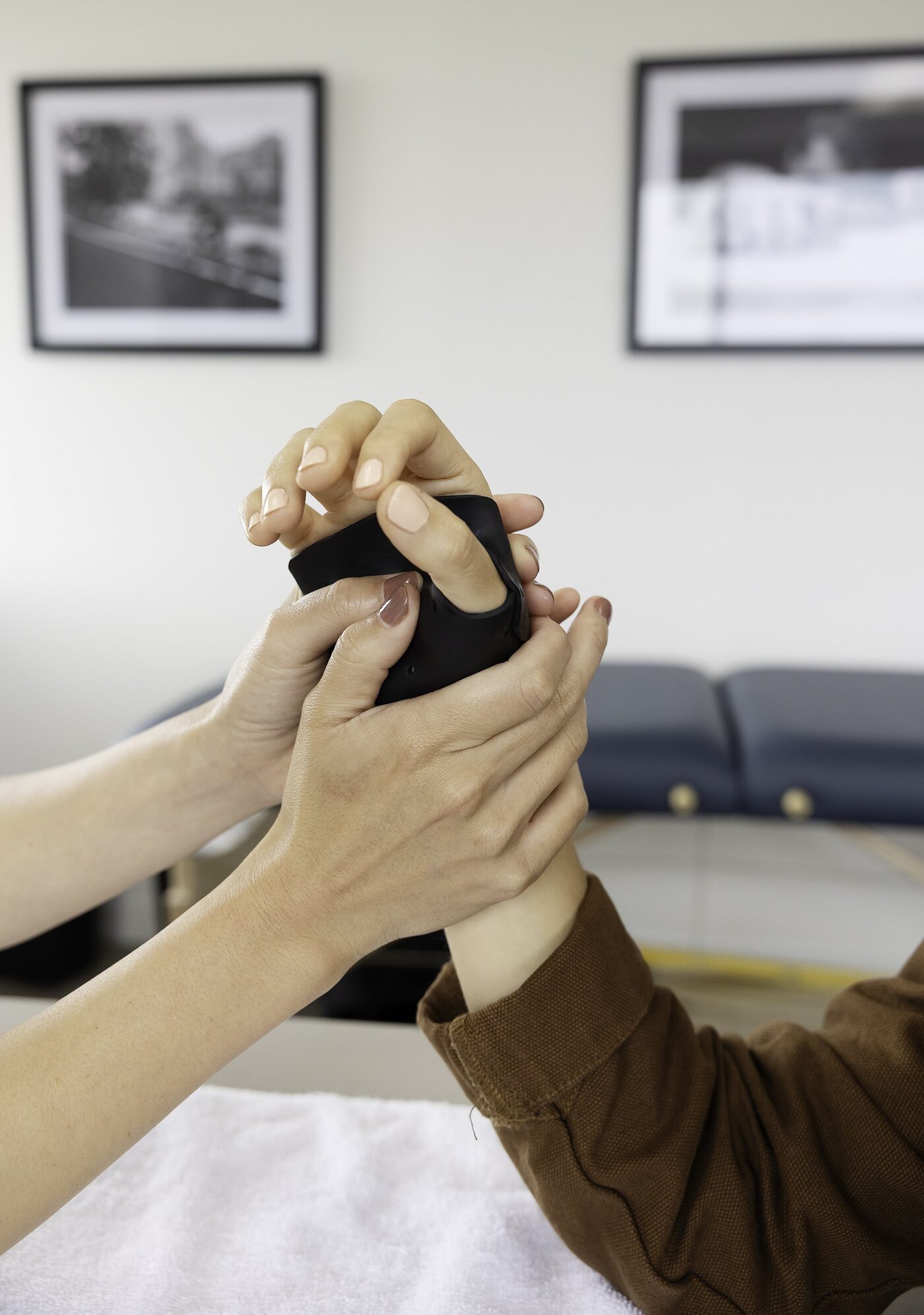 Precise custom hand splint fitting for optimal comfort and therapeutic function